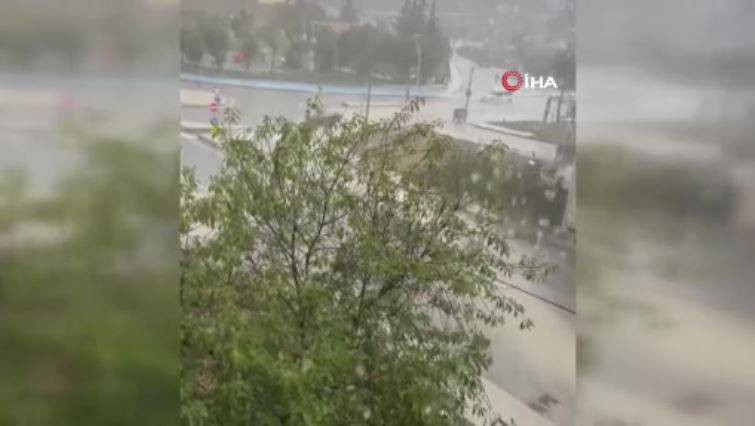 Yurdum insanı fırsatı kaçırmadı! Yağmur suyu ile aracını yıkadı - Resim: 4